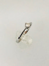 Carica l&#39;immagine nel visualizzatore di Gallery, ANELLO SOLITARIO DIAMANTE ORO BIANCO