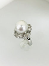 Carica l&#39;immagine nel visualizzatore di Gallery, ANELLO CON PERLA AUSTRALIANA CON DIAMANTI SU ORO BIANCO AE091