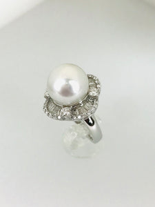 ANELLO CON PERLA AUSTRALIANA CON DIAMANTI SU ORO BIANCO AE091