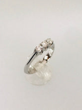 Carica l&#39;immagine nel visualizzatore di Gallery, ANELLO TRILOGY DIAMANTI ORO BIANCO
