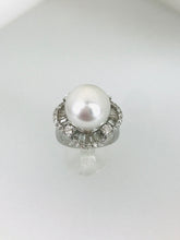 Carica l&#39;immagine nel visualizzatore di Gallery, ANELLO CON PERLA AUSTRALIANA CON DIAMANTI SU ORO BIANCO AE091