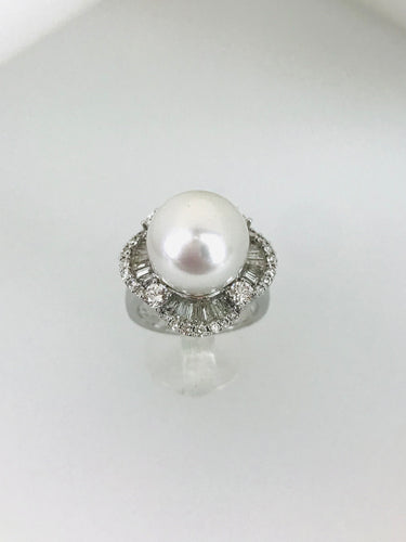ANELLO CON PERLA AUSTRALIANA CON DIAMANTI SU ORO BIANCO AE091