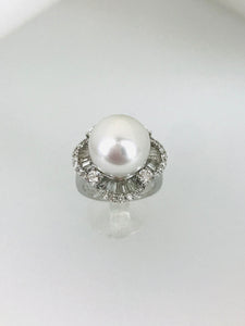 ANELLO CON PERLA AUSTRALIANA CON DIAMANTI SU ORO BIANCO AE091