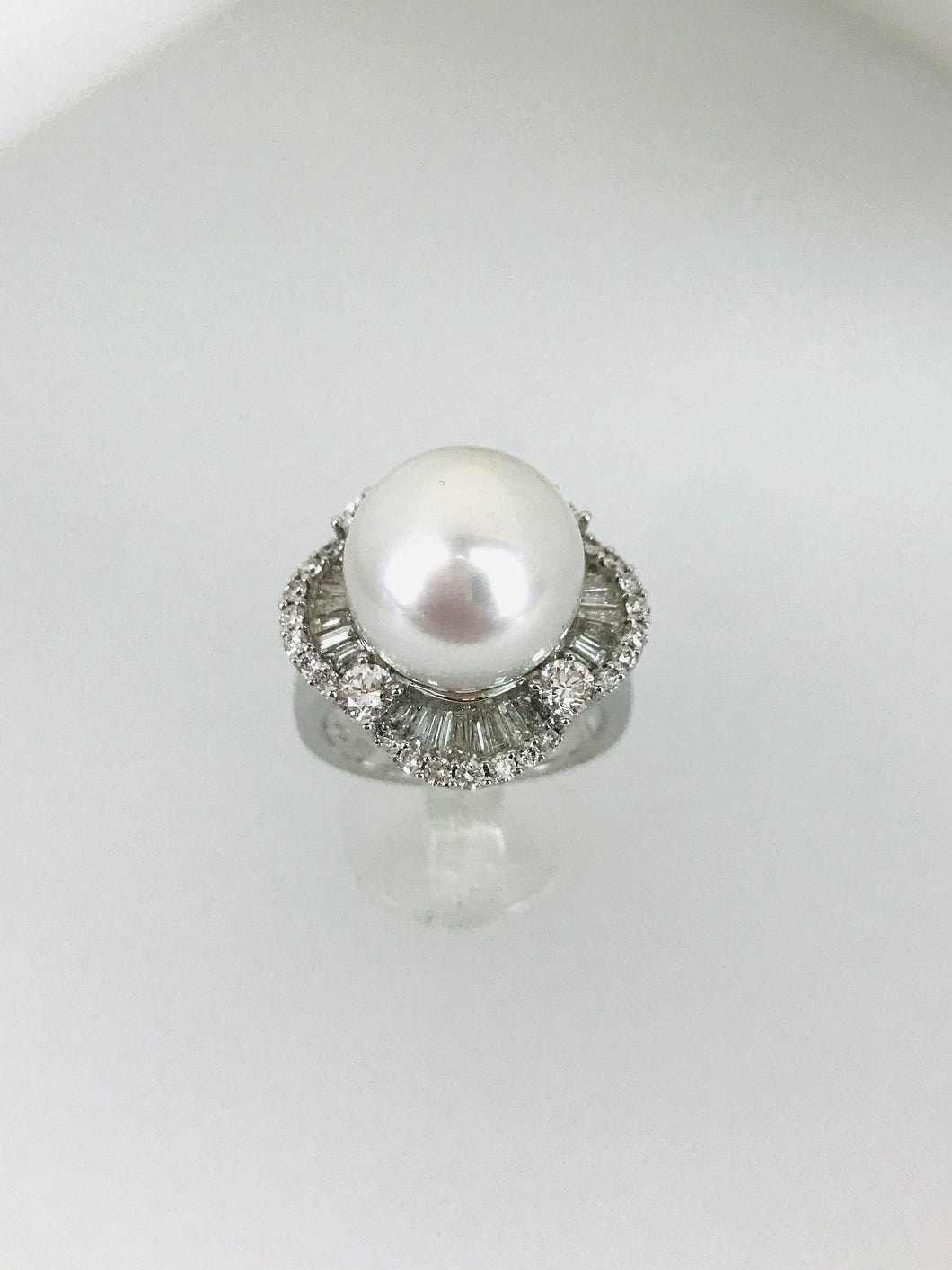 ANELLO CON PERLA AUSTRALIANA CON DIAMANTI SU ORO BIANCO AE091