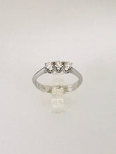 Carica l&#39;immagine nel visualizzatore di Gallery, ANELLO TRILOGY DIAMANTI ORO BIANCO