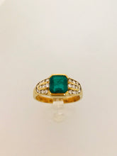 Carica l&#39;immagine nel visualizzatore di Gallery, ANELLO SMERALDO DIAMANTI ORO GIALLO