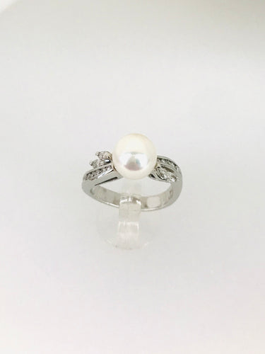 ANELLO CON PERLA E BRILLANTI SU ORO BIANCO AE049