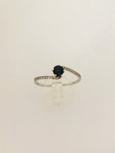 Carica l&#39;immagine nel visualizzatore di Gallery, ANELLO SOLITARIO ZAFFIRO DIAMANTI ORO BIANCO