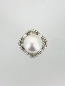 ANELLO CON PERLA AUSTRALIANA CON DIAMANTI SU ORO BIANCO AE091
