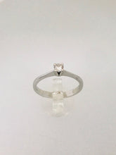Carica l&#39;immagine nel visualizzatore di Gallery, ANELLO SOLITARIO DIAMANTE ORO BIANCO