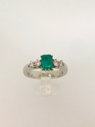ANELLO SOLITARIO SMERALDO DIAMANTI ORO BIANCO