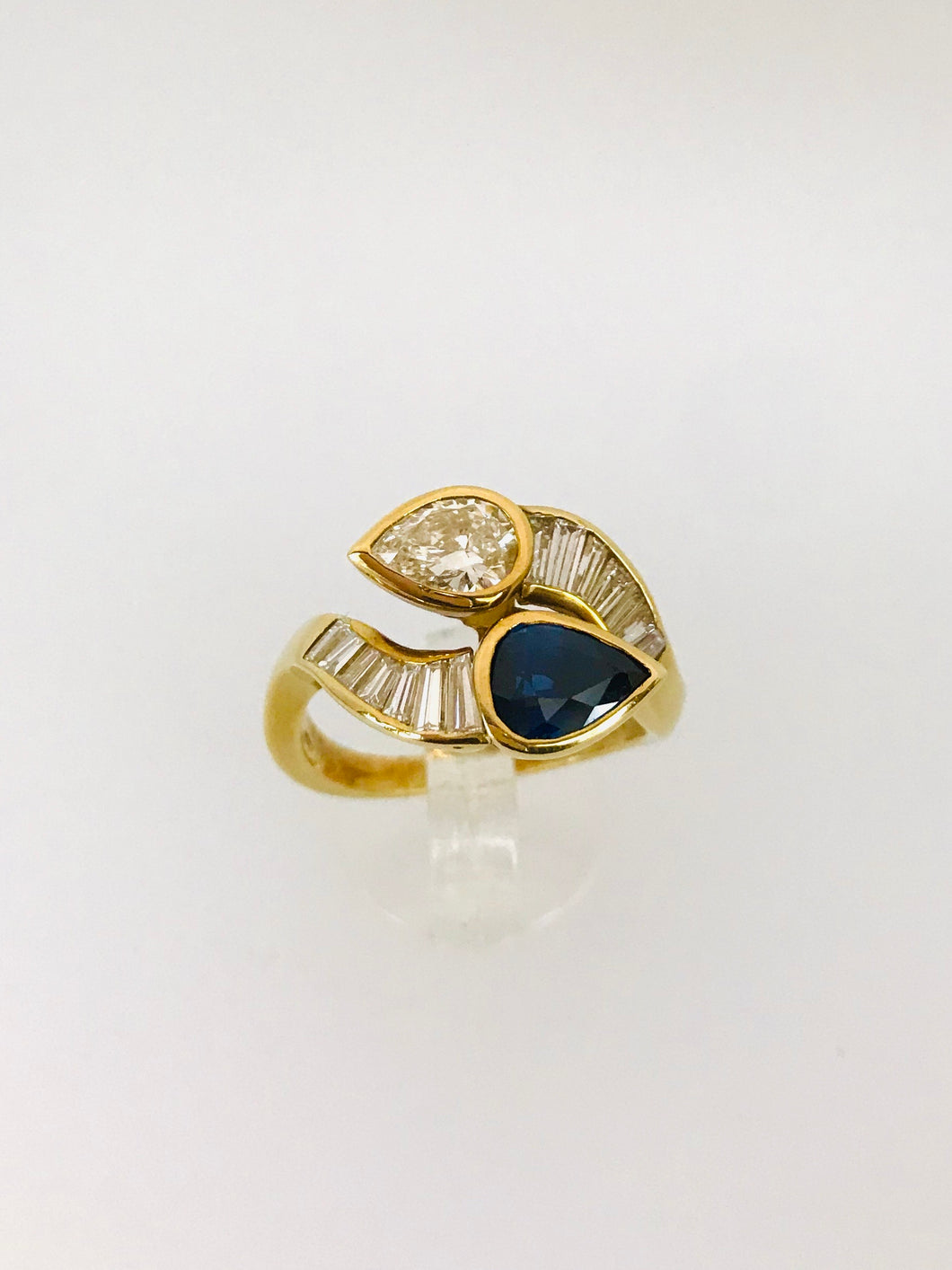 ANELLO CONTRARIE DIAMANTI ZAFFIRO ORO GIALLO