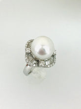Carica l&#39;immagine nel visualizzatore di Gallery, ANELLO CON PERLA AUSTRALIANA CON DIAMANTI SU ORO BIANCO AE091
