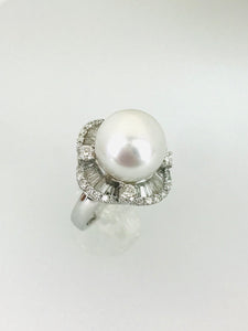 ANELLO CON PERLA AUSTRALIANA CON DIAMANTI SU ORO BIANCO AE091